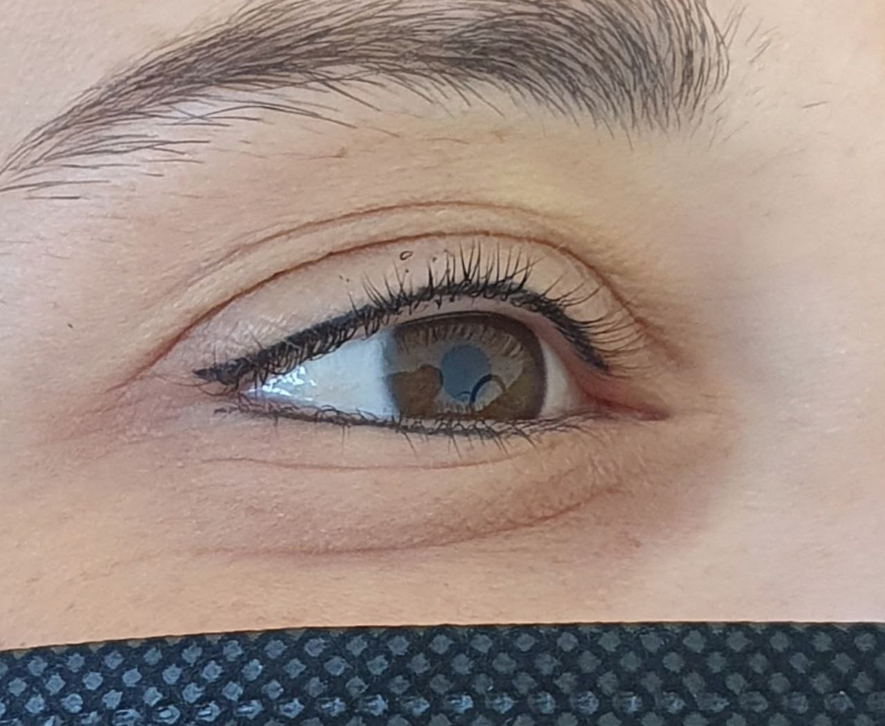 Genezen eyeliner boven en onder het oog